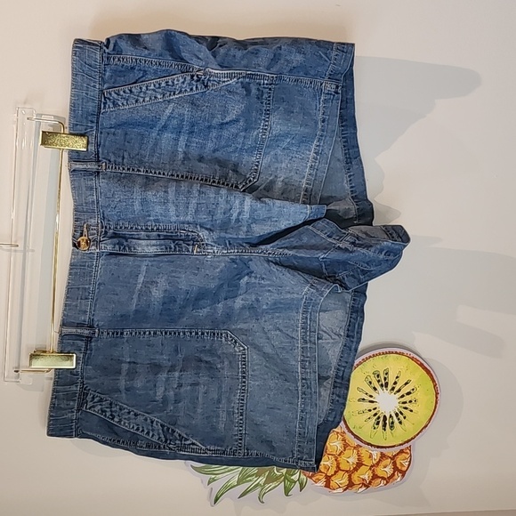 Torrid - 3.5 Inch Relaxed Utility Lightweight Mid-Rise Short in Medium Wash - Picture 2 of 10